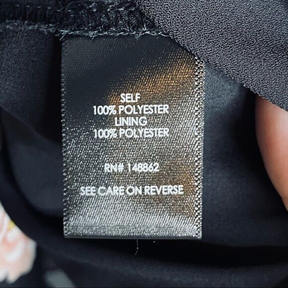 Torrid ruffle hem dark floral blouse 1/1X - Picture 7 of 7